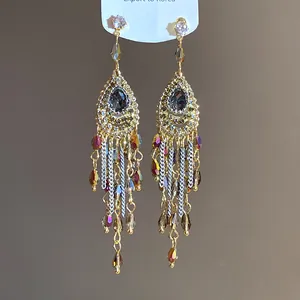 Exquisite Vintage-Ohrhänger im Palaststil mit Tropfen-Quasten und funkelnden Strasssteinen.