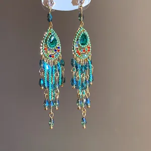 Detailansicht von Vintage-Ohrringen im Hofstil mit blauen und grünen Kristallquasten