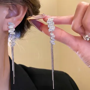 Orecchini Pendenti con Nappina in Zirconia a Quadrato Irregolare con Perno in Argento Gioielli di Moda in Lega per Donna Banchetto