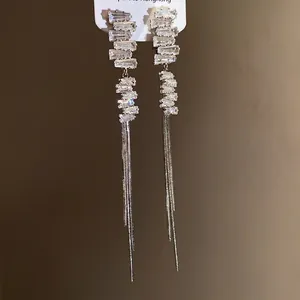 Eleganti orecchini a nappa in argento con zirconi quadrati irregolari per un look di lusso