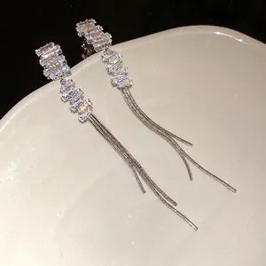 Eleganti orecchini in argento con nappe di zirconi e pietre quadrate irregolari