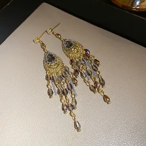 Detailansicht der hochwertigen Vintage-Ohrringe mit Kristalltropfen und Kettenquasten für Damen.