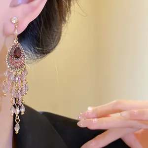 Vintage Tropfen-Ohrringe mit Quasten, Strasssteinen und Perlen im barocken Hof-Stil