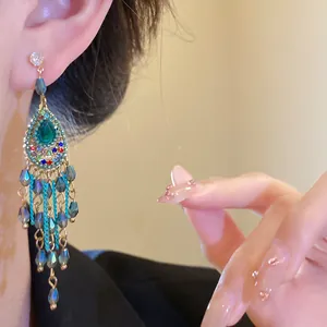 Detailansicht von luxuriösen Vintage-Wassertropfen-Ohrringen mit blauen Kristallperlen