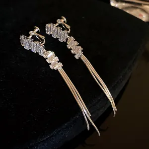 Dettaglio ravvicinato di eleganti orecchini a nappa in argento con pietre di zircone