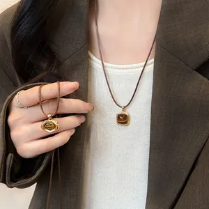Vintage Maillard Irregular Oval Wrinkled Pendant Necklace Alloy Gold Plated Leather Cord Women Autumn Winter Jewelry