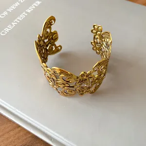 Gedetailleerd overzicht van een luxe vintage gouden holle metalen bloemen armband voor dames