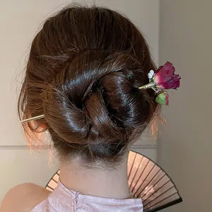 Épingle à cheveux élégante de style chinois avec une fleur rouge pour le chignon