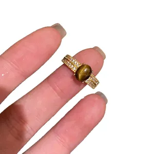 Anello vintage placcato oro 18k con occhio di tigre naturale e dettagli in zircone