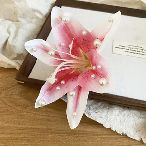 Pince à cheveux fleur de lys en tissu rose avec perles blanches pour un style de vacances