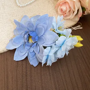 Barrette à fleurs en tissu bleu doux avec pétales multicouches pour un look frais