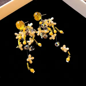 Orecchini pendenti a petalo giallo con nappe e accenti in cristallo brillante