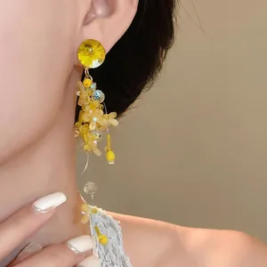 Orecchini a nappa con petali di fiori gialli eleganti per un look primaverile