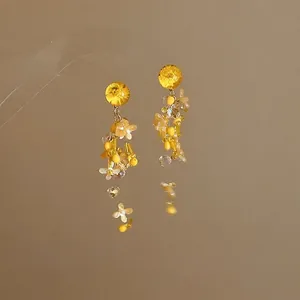 Eleganti orecchini pendenti con nappe di petali gialli e perni in argento anallergico
