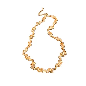 Elegante collar de metal dorado con pliegues irregulares y diseño retorcido de textura