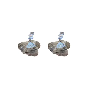 Eleganti orecchini a petalo spazzolato con accenti di zircone rettangolare scintillante.