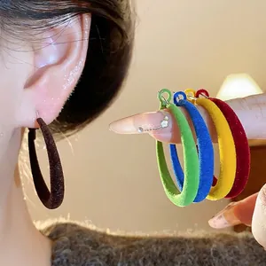 Orecchini a cerchio floccati classici con aghi d'argento per la moda autunno inverno