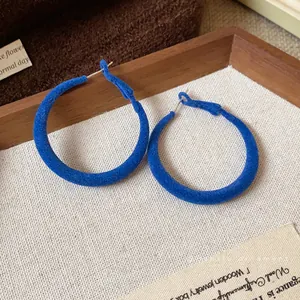 Orecchini a cerchio floccati blu reale minimalisti in stile autunno-inverno