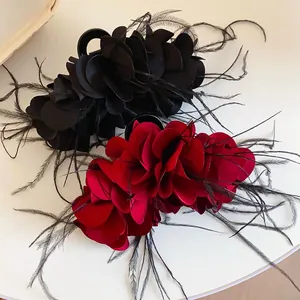 Elegante französische Vintage-Haarklammern mit Rosen und Federn in Rot und Schwarz.