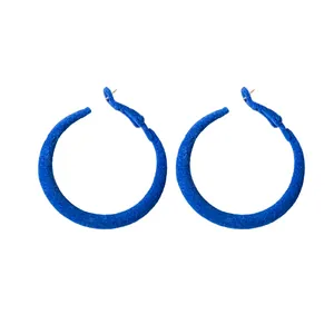 Eleganti orecchini a cerchio floccati blu con aghi in argento per l'autunno