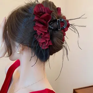 Eleganter französischer Haarclip mit burgunderroter Rose und schwarzen Federn für Damen