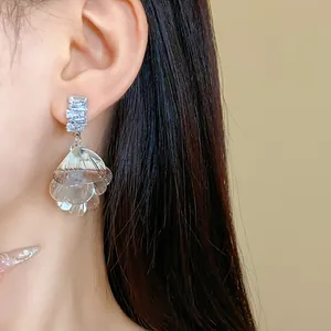 Eleganti orecchini pendenti in argento con zirconi scintillanti e petali spazzolati