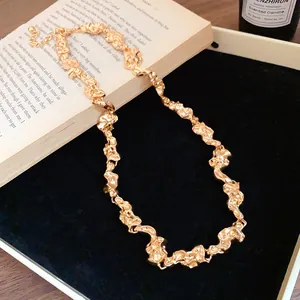 Primer plano de un collar dorado irregular con una textura artística retorcida