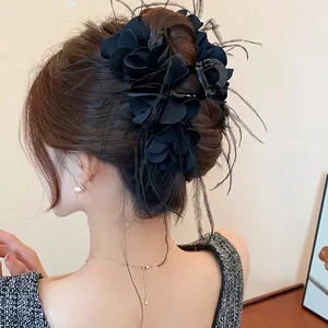 Eleganter Vintage-Haarclip mit schwarzen Rosen und Federn für Damen-Haarstyling