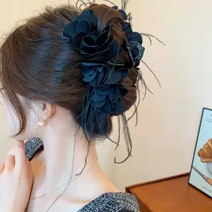Eleganter französischer Retro-Haarclip mit schwarzen Federn und Rosenblüten-Detail