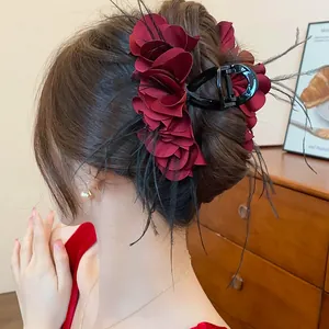 Französische Vintage-Haarklammer mit Rosen und Federn in der Rückansicht
