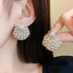Detailaufnahme von französischen Vintage-Ohrsteckern mit Perlen und Strass