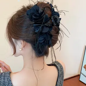 Detail einer französischen Vintage-Haarklammer mit Rosen und Federn in einer Hochsteckfrisur