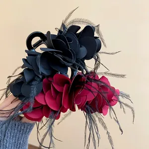 Eleganter französischer Vintage Rosen-Haarclip mit Federn in Schwarz und Burgund-Rot.
