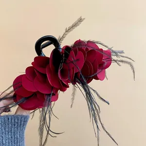 Detailansicht der großen Vintage-Haarklammer mit roten Rosen und schwarzen Federn