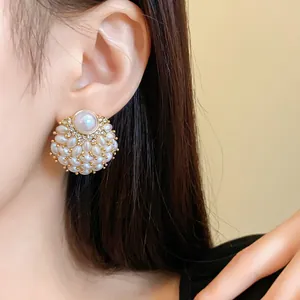 Detailansicht französischer Vintage-Perlenohrstecker mit funkelnden Strass-Akzenten