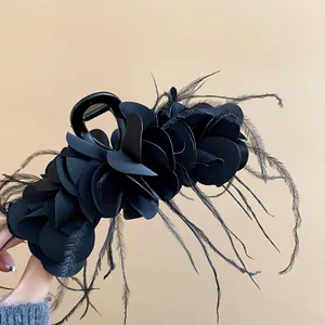 Detaillierte Makroansicht der Textur eleganter schwarzer Feder-Rosenblätter auf einer Haarspange.