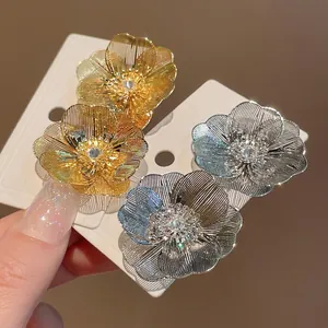 Eleganti orecchini a fiore placcati in oro e argento con centri in zirconi lucidi