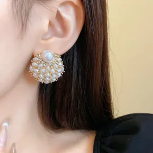Exquisite Nahaufnahme von französischen Vintage-Perlenohrringen mit Diamantakzenten