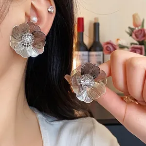 Orecchini a fiore color argento con zircone centrale e petali testurizzati