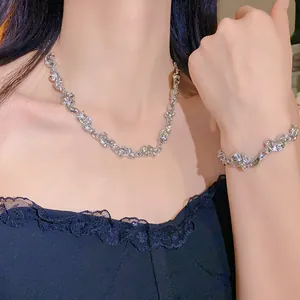 Detalle de primer plano de collar y pulsera de metal plateado plisado irregular