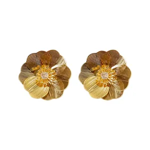 Eleganti orecchini a lobo a fiore placcati oro con centro in zircone scintillante