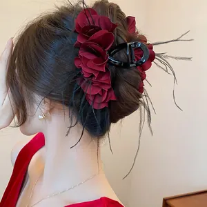 Eleganter französischer Haargreifer mit dunkelroten Stoffrosen und schwarzen Federn