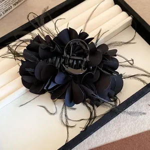 Nahaufnahme einer vintage französischen schwarzen Rosen-Haarklammer mit Federn.