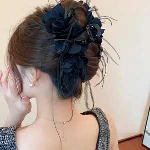 Eleganter schwarzer Rosen- und Feder-Haarclip für eine anspruchsvolle Hochsteckfrisur