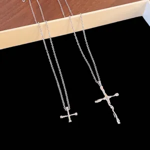 Μινιμαλιστικό ασημένιο κολιέ με πτυχωτό μενταγιόν σταυρό για γυναίκες κοσμήματα