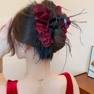 Detailansicht einer vintage französischen Haarspange mit burgunderfarbenen Rosen.
