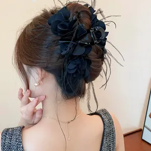 Nahaufnahme der schwarzen Vintage-Haarklammer mit Rose und eleganten Federn