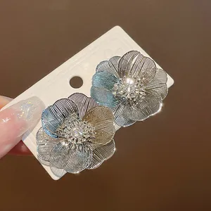 Vista dettagliata degli orecchini a fiore d'argento con zirconi scintillanti