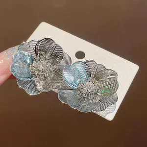 Dettaglio macro che mostra i petali di fiori d'argento e il centro di zircone brillante.