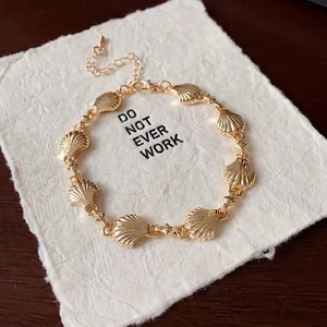 Vintage Palace Style Gold Shell Striped Patchwork Bracelet For Women Elegant Alloy Metal Jewelry Accessory Daily Gift